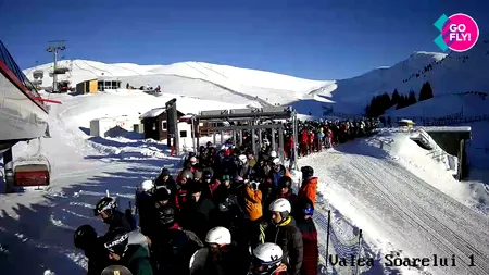 Sute de TURIȘTI au luat cu asalt pârtiile de schi de la Sinaia. Parcările s-au umplut încă de la orele dimineții
