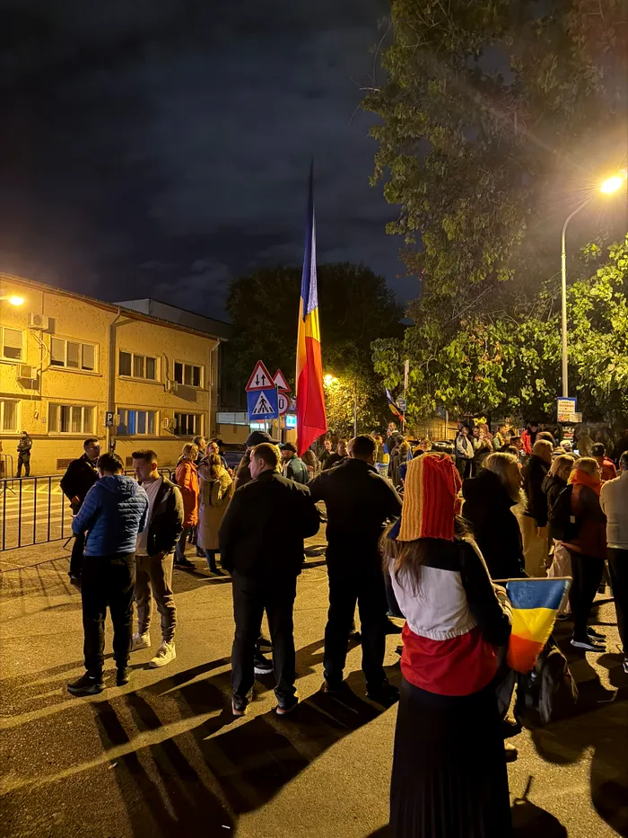 A 20-a noapte de proteste în fața Arestului Central, unde este închis Călin Georgescu. Sunt prezenți 150 de susținători