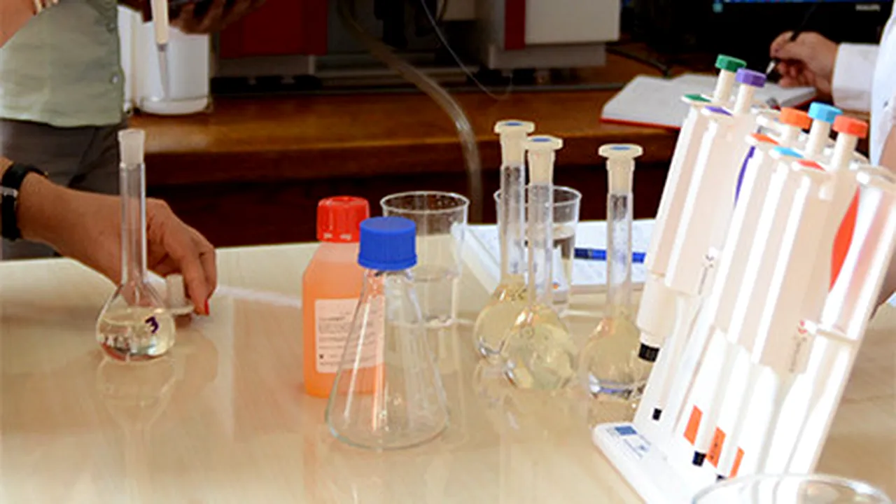 Cercetătorii UPB au creat un dezinfectant inovator. Mihnea Costoiu: Poate fi produs rapid în cantităţi mari şi are impact redus asupra mediului