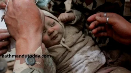 Miracolul dintre ruine. Povestea din spatele celei mai emoționante fotografii de după cutremurul din Nepal