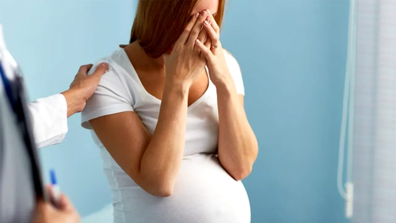 O adolescentă de 17 ani din Vaslui, PREMIANTĂ la școală, și-ar fi omorât bebelușul nou-născut și l-a aruncat în toaletă