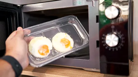 Motivul pentru care NU ar trebui să încălzești mâncarea în recipiente de plastic la microunde. Ce pericol ascunde acest obicei
