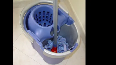 Ce se întâmplă dacă pui sare peste mop. Trucul pe care trebuie să îl încerce orice gospodină