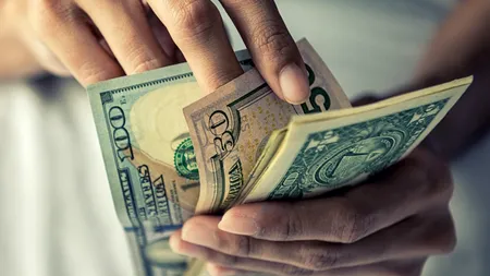 Dolarul a depășit valoarea Euro în România: „Lucrurile arată destul de bine”
