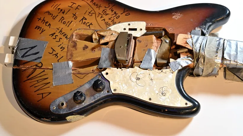O chitară ruptă care i-a aparţinut lui Kurt Cobain, scoasă la licitație, alături de o pereche de ochelari purtați de John Lennon
