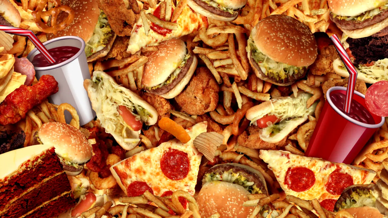 Alimentele și băuturile care pot provoca CANCER. Medicii atrag atenția că sunt la fel de periculoase ca tutunul