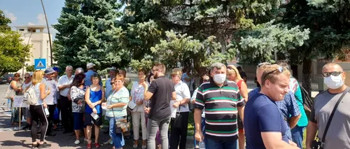 Protest la Prefectura Hunedoara. Mirosul răspândit de două ferme de porci din Orăștie i-a scos în stradă pe localnici