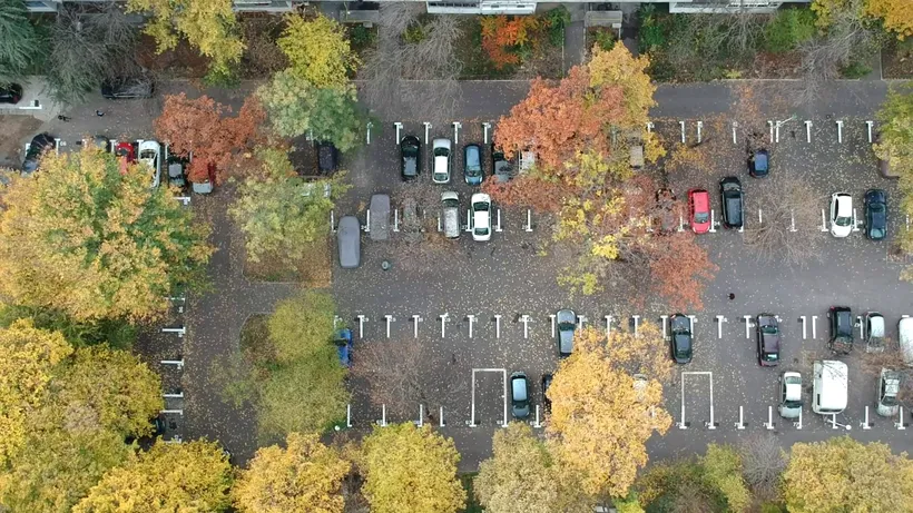 Locurile de parcare rezidenţiale pentru firme au fost reziliate, în Sectorul 2. Primarul le-a pus gând rău celor care au locuri de parcare și le închiriază vecinilor / Anunțul lui Radu Mihaiu