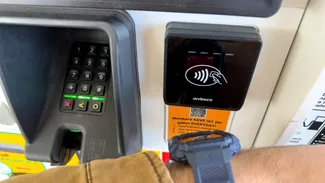Cum scoți bani fără card de la ATM, folosind smartwatch. Băncile care permit acest lucru