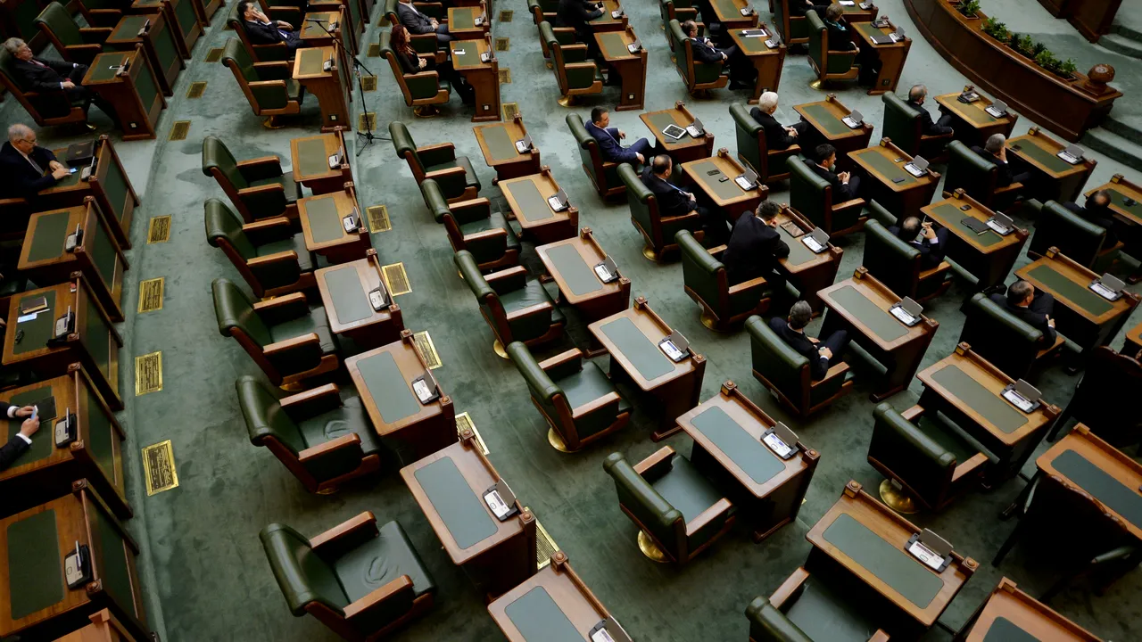 Unii funcționarii din Parlament și ministere vor primi 