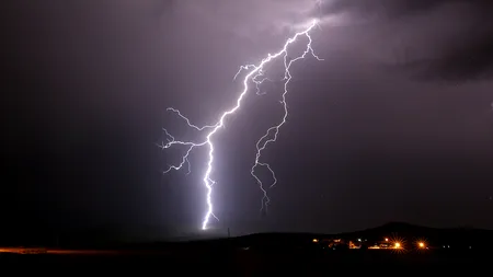Un bărbat a murit lovit de FULGER în timp ce era la cules de afine
