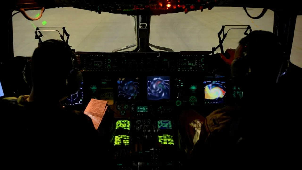 Un pilot de avion a raportat o întâlnire cu un OZN:„Detest să spun treaba asta, dar seamănă cu un obiect cilindric lung”