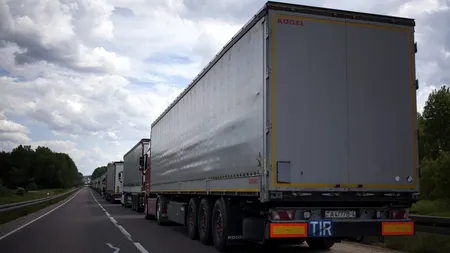 Un imigrant tunisian a călătorit pe sub TIR-uri, până în România. Bărbatul, care a fost reținut în Argeș, s-a și filmat pentru a le arăta prietenilor cât de curajos este (VIDEO)