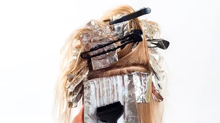 Și-a acoperit părul cu un amestec din cremă de ciocolată și lapte condensat. Rezultatul i-a lăsat pe toți muți de uimire. VIDEO