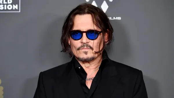 Johnny Depp a apărut deghizat la Comic-Con. Actorul și-a surprins fanii înaintea lansării noului său film