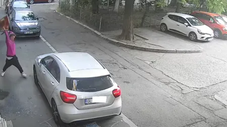 VIDEO | Femeie din Galaţi, filmată când loveşte cu un scaun o maşină parcată. Ce au descoperit polițiștii despre autoarea actului de vandalism