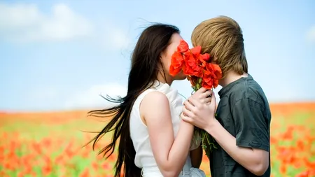 SMS-URI DE DRAGOBETE. Surprinde-ți jumătatea cu un mesaj deosebit de DRAGOBETE