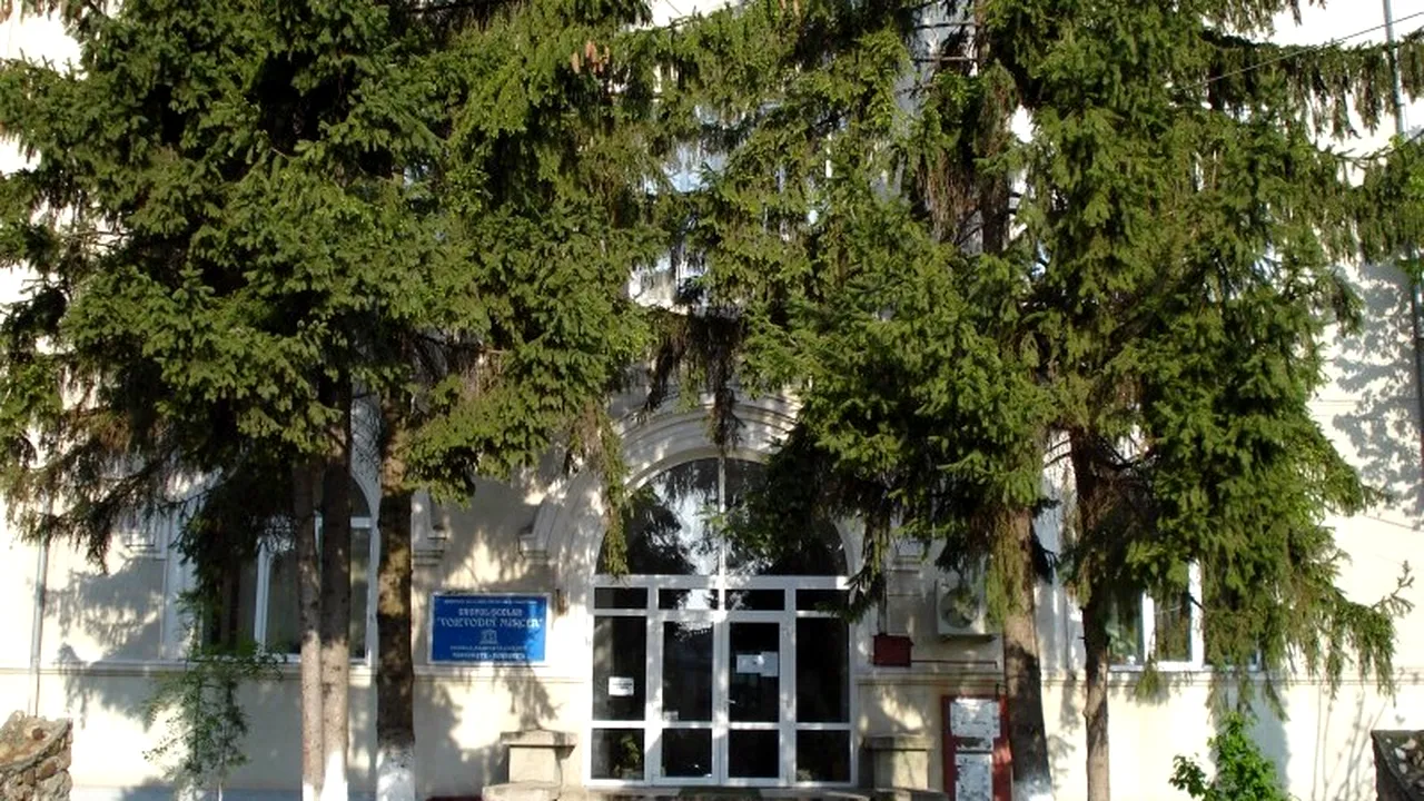 Profesor din Dâmbovița cercetat de polițiști după ce doi elevi și un student susțin că i-a agresat