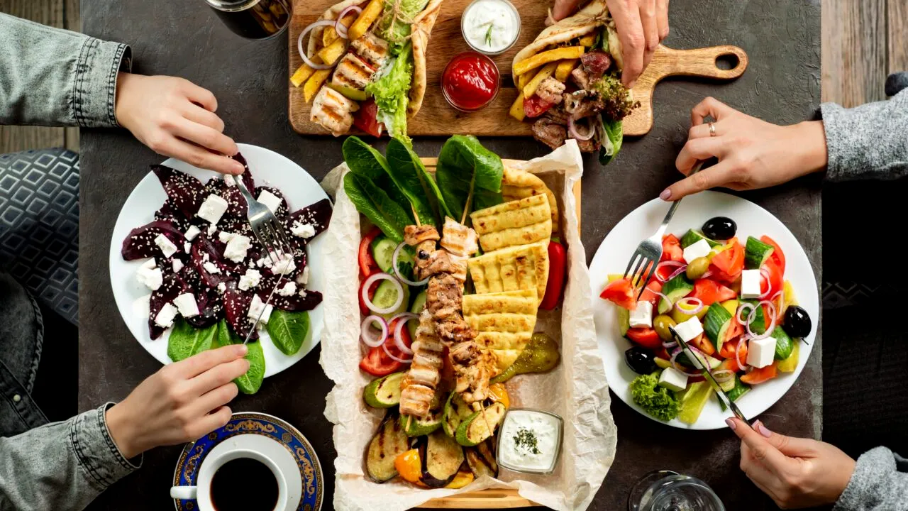 TOP 10 preparate grecești de încercat. Bucătăria grecească, o adevărată „comoară a Europei”