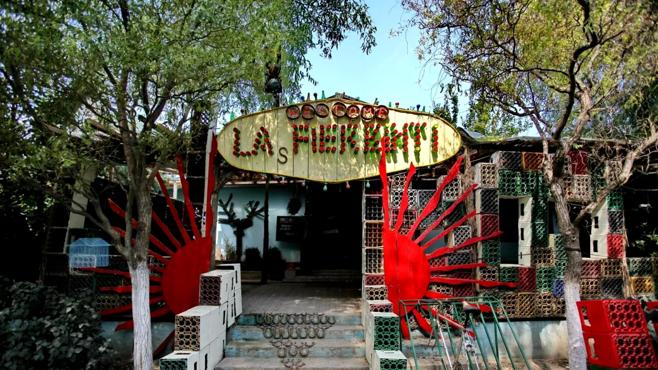 Cât costă o bere la Barul lui Bobiță din Las Fierbinți. Cât plătești pentru un suvenir sau un borcan cu zacuscă