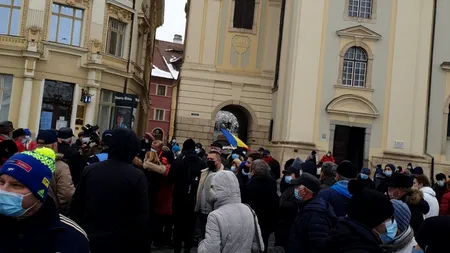 Sute de sibieni au protestat împotriva noii taxe de salubritate: „Este ilegal şi imoral” / „Oamenii ăştia nu gândesc?”