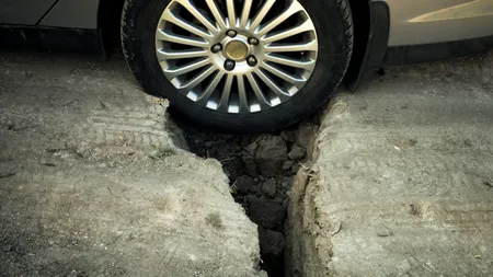 Conflict la Tribunal între Primăria Iași și firma de asigurări, după ce un șofer și-a avariat mașina din cauza unei gropi pe drumul public