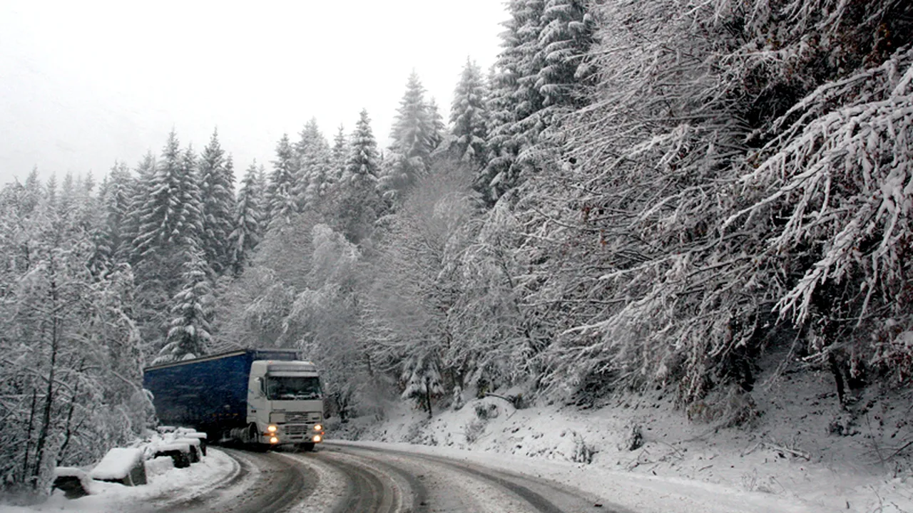 Trafic îngreunat pe DN 7, din cauza unor alunecări de teren