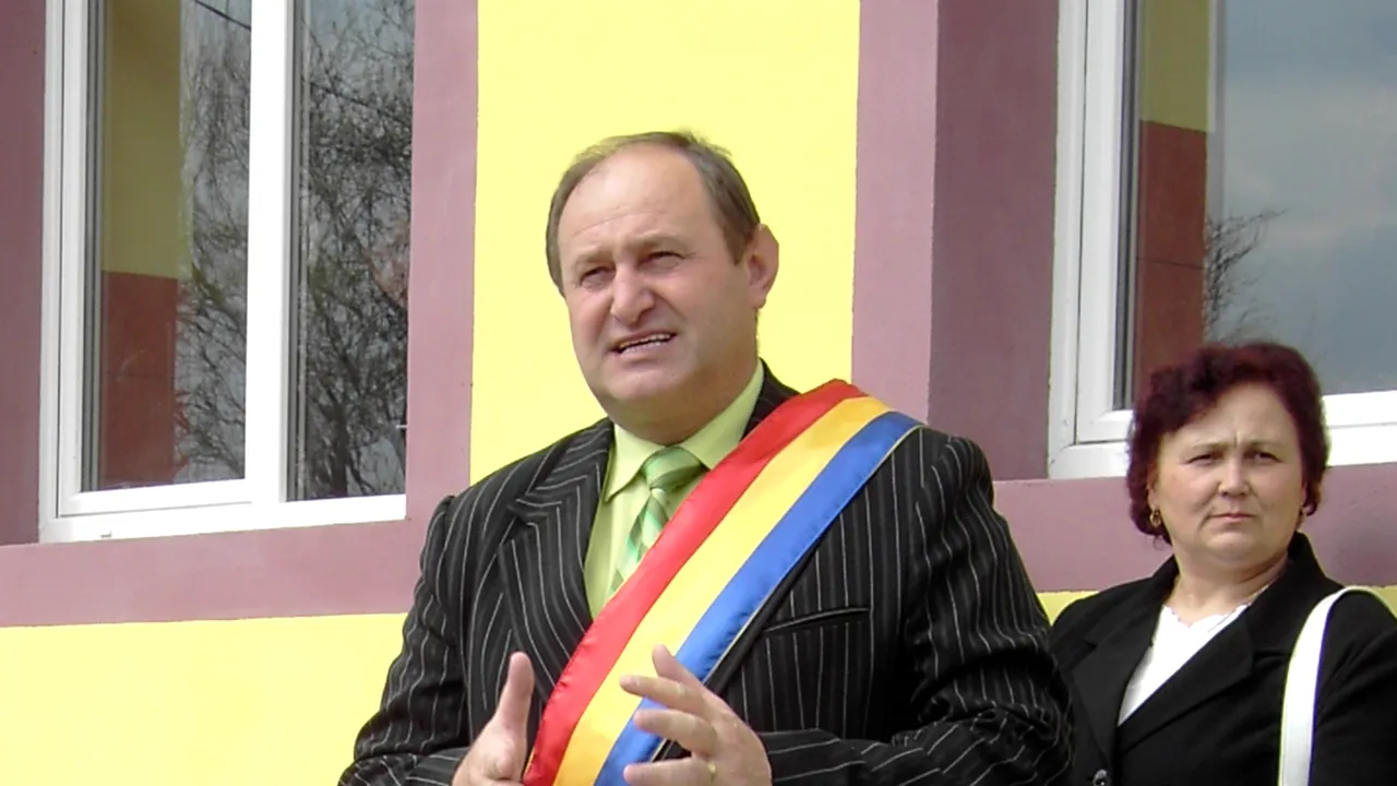 Primarul unei comune, suspendat din funcție după ce a depus jurământul. Care este motivul