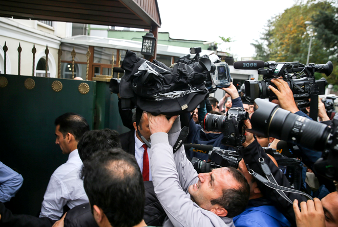 Jurnaliști în fața Consulatului Arabiei Saudite din Istanbul