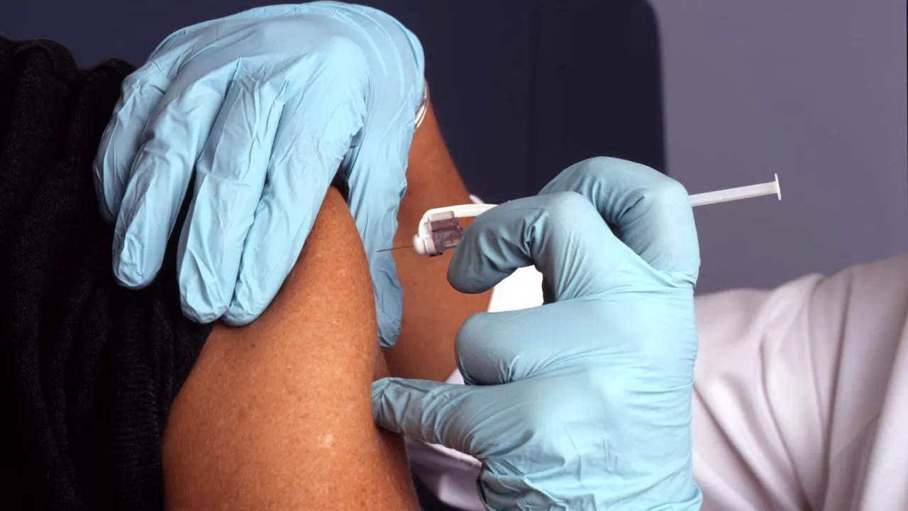 O tânără din Satu Mare s-a infectat cu SARS-CoV-2, după vaccinarea cu AstraZeneca: După a doua doză, am lăsat garda jos puțin. Un jandarm a murit după ce s-a infectat cu Covid-19. Nu era vaccinat