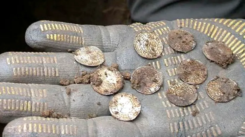 Făcea săpături în joacă și a descoperit o comoară: 5.000 de monede din secolul al XI-lea