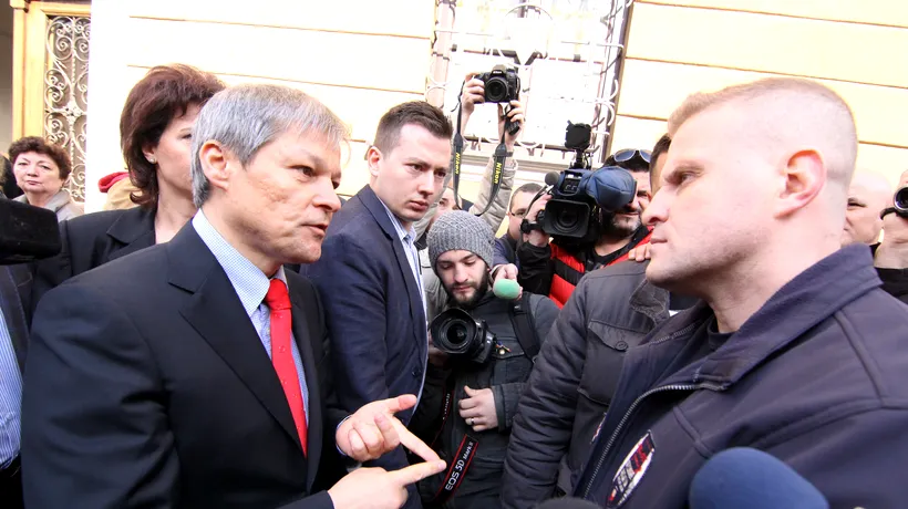 Bărbatul care i-a cerut socoteală la Cluj că lasă „islamiști în România a vrut să mai aibă o discuție cu Cioloș și la Alba Iulia. Cum a reacționat premierul când s-a apropiat de el