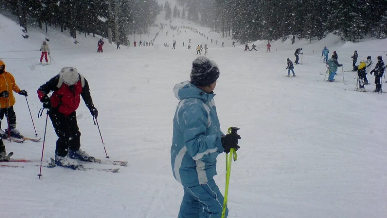 O stațiune a fost izolată de viscol. Zeci de turiști, întorși din drum de salvamontiști