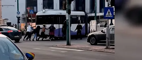 VIDEO | Tramvai împins de călători, după ce a rămas blocat  într-o intersecţie din Timișoara.