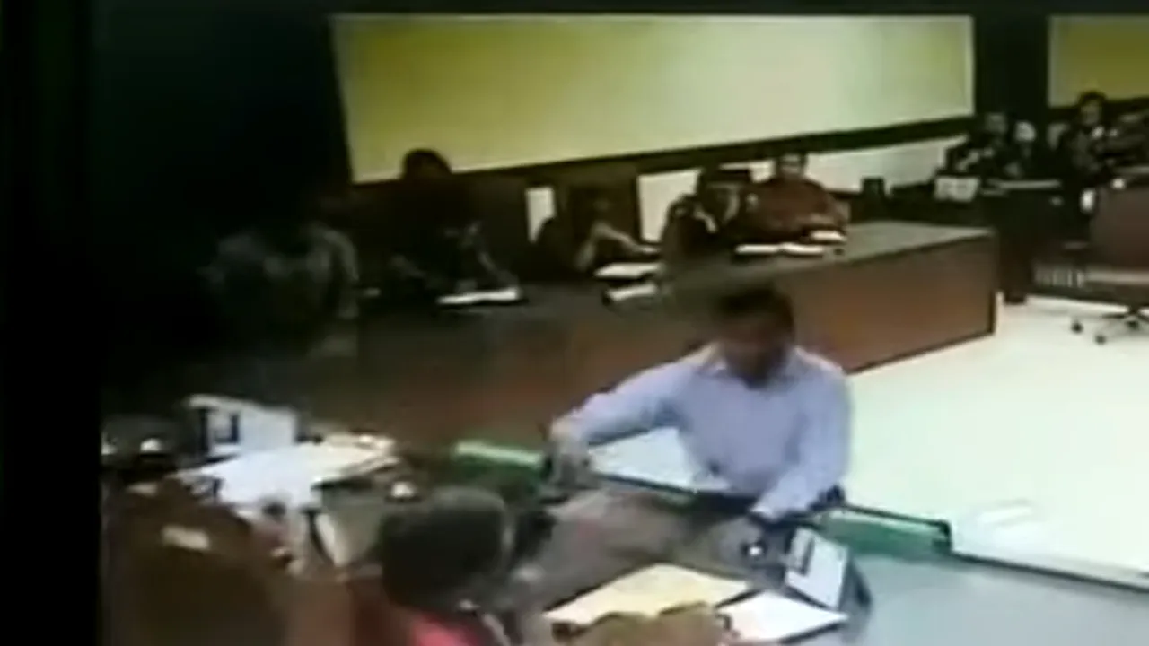 Un avocat și-a scos cureaua de la pantaloni în sala de judecată și a început să-i lovească brutal pe judecători - VIDEO