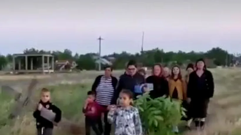 Locuitorii din Smeeni, Buzău, ritual de invocare a ploii, cu un copil care cară o cruce dintr-un cimitir. Caloianul VIDEO