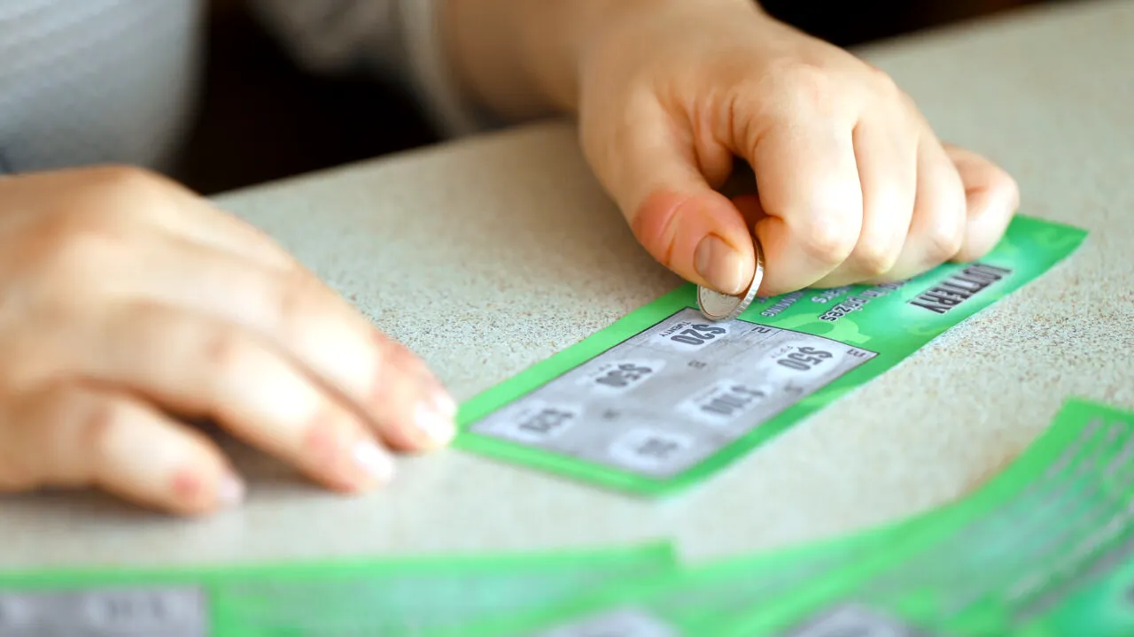 Un muncitor din Italia a câștigat 500.000 de euro după ce a luat un loz răzuibil cu 5 euro: „Nu mă așteptam, am cumpărat doar de distracție”