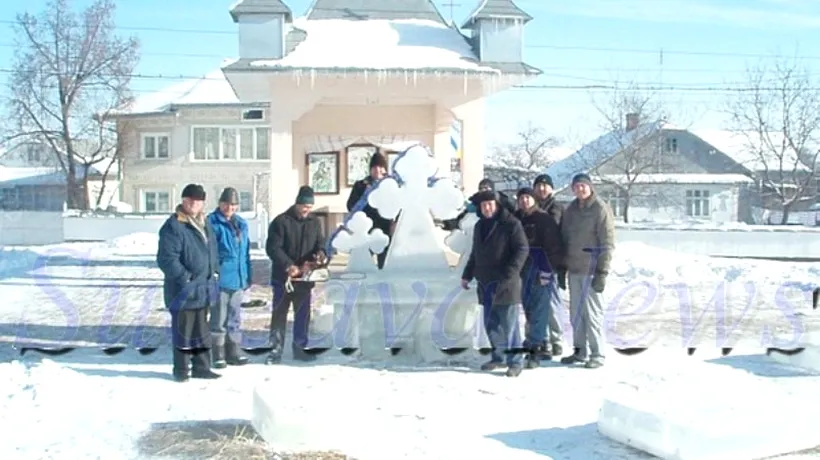 Tradiții de BOBOTEAZĂ: localnicii din satele sucevene sculptează cruci de gheață
