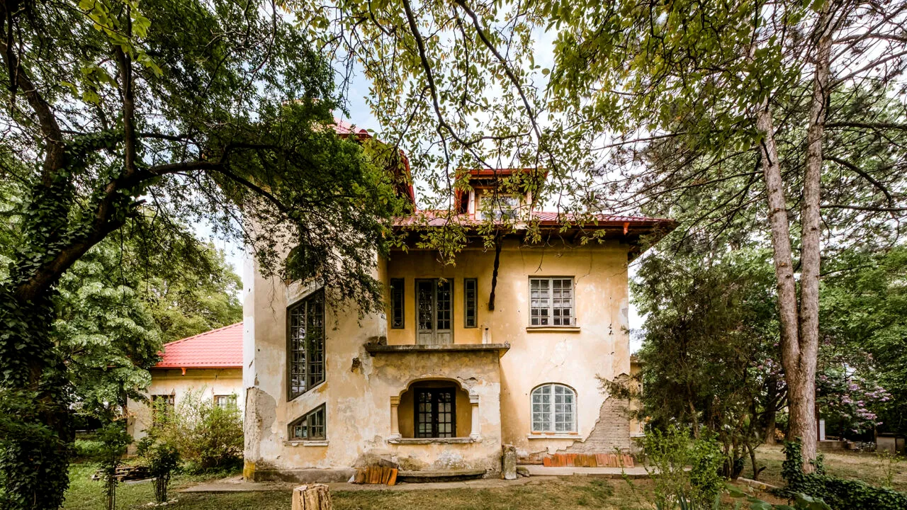 Conac interbelic și teren de 10.000 de metri pătraţi, la preţul unui apartament din Bucureşti. Unde găsești această ofertă unică