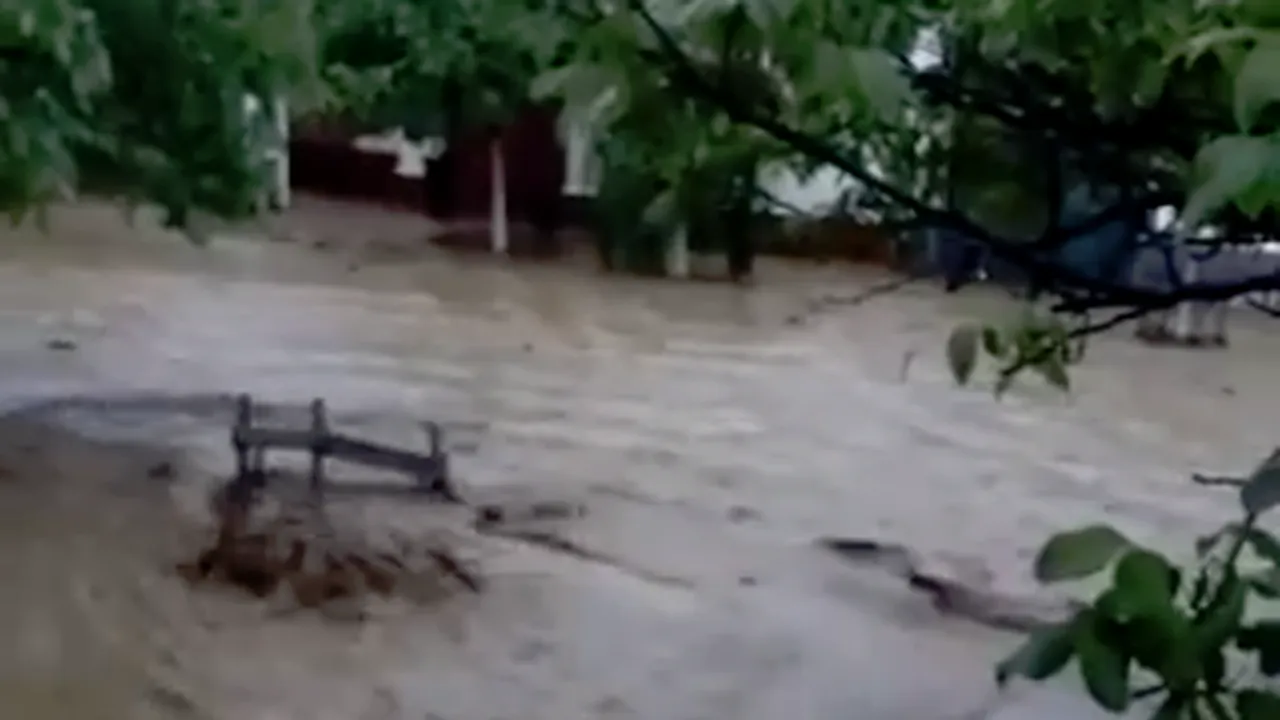 Momentul în care viitura intră într-o comună din Alba și mătură totul în cale. Imagini surprinse de localnici - VIDEO