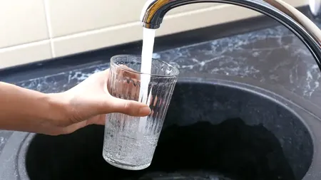 Ce se întâmplă, de fapt, dacă bei apă de la robinet în fiecare zi. Greșeala pe care mulți români o fac