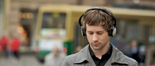 Șase afecțiuni grave la care se expun cei care ascultă muzică la căști