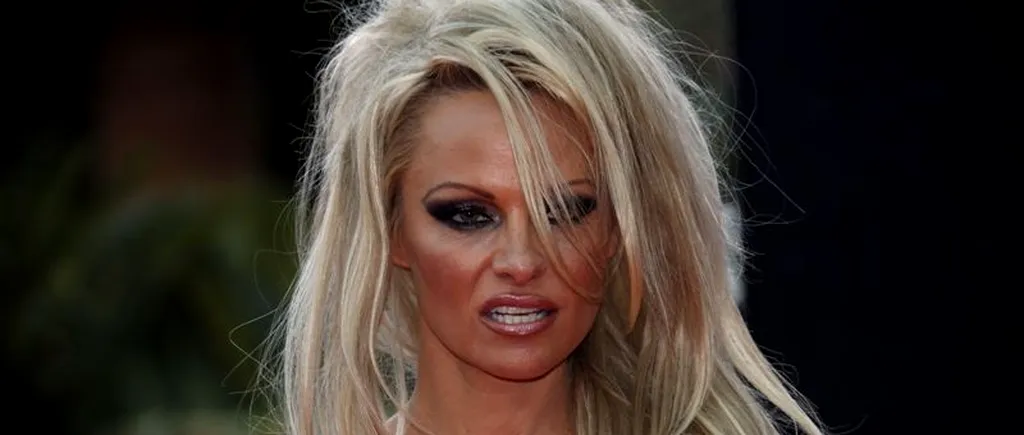 La 47 de ani, Pamela Anderson a pozat pentru un calendar video