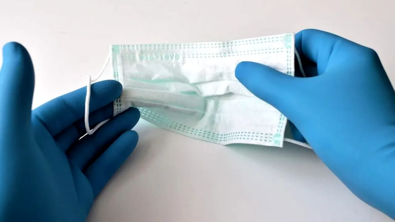 PANDEMIE. Medicii avertizează că și mănușile din latex și dezinfectanții pot provoca alergii