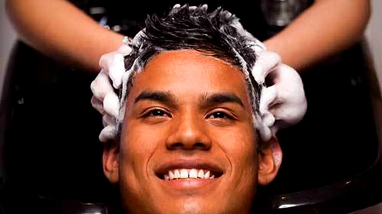 Cinci mituri periculoase despre banalul șampon