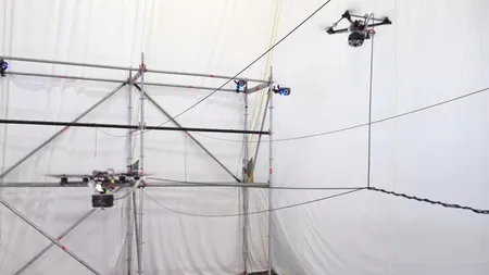 Priviți cum patru drone construiesc un pod din frânghie pe care poate trece un om