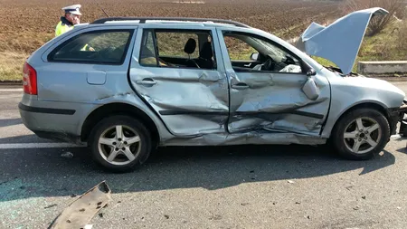 Un mort și trei răniți, după ce două mașini și o camionetă s-au ciocnit pe un drum național din județul Caraș-Severin