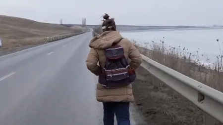 Bianca, o adolescentă de 16 ani, merge 26 de km pe jos până la şcoală: „E greu, e frig, mi-e foarte frică”