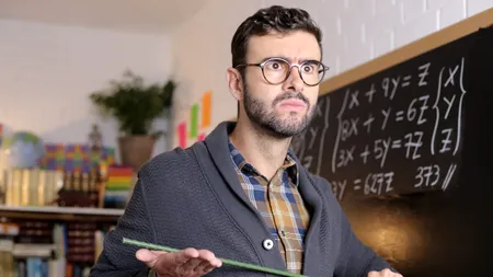 Profesor de psihologie, acuzat de comportament ABUZIV, și-a terorizat elevii. Predă la trei licee din București