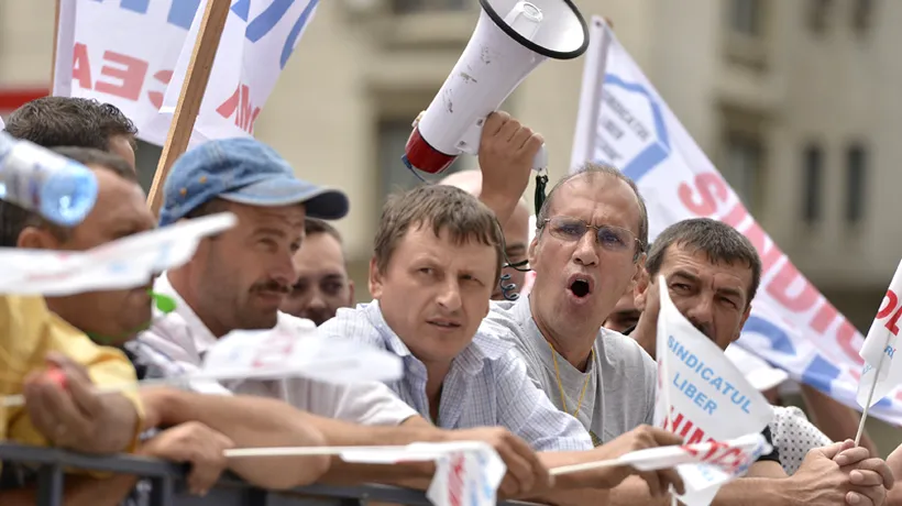 Peste 500 de salariați s-au adunat la Oltchim, așteptând revocarea conducerii sindicatului 